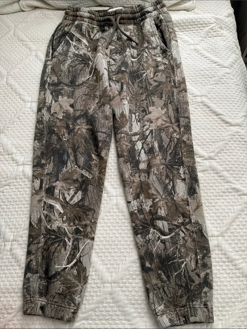 Hollister Mid rise Camo-Print Cuffed Sweatpants